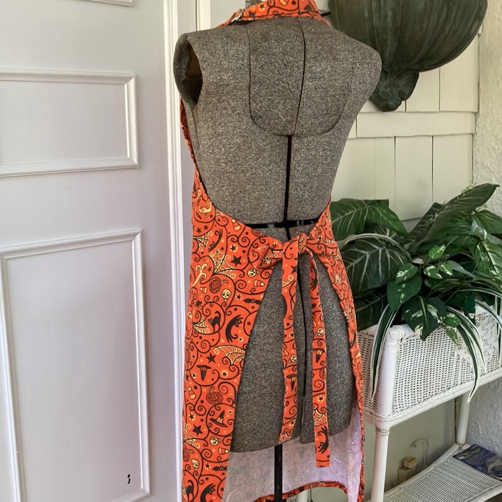 Johanna Parker Halloween Apron - Picture 7 of 9